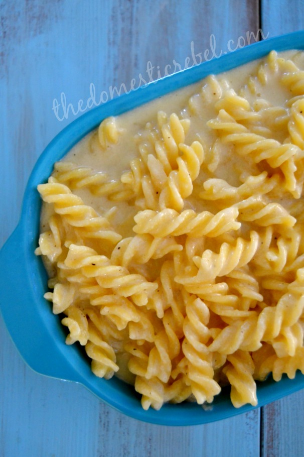 photo of macaroni and cheese in a blue dish