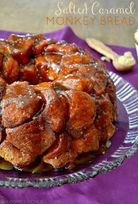 Salted Caramel Monkey Bread: cinnamon sugar-crusted pillows of dough covered in a sticky, gooey, sweet salted caramel sauce. So easy, only a few ingredients & totally IMPRESSIVE!
