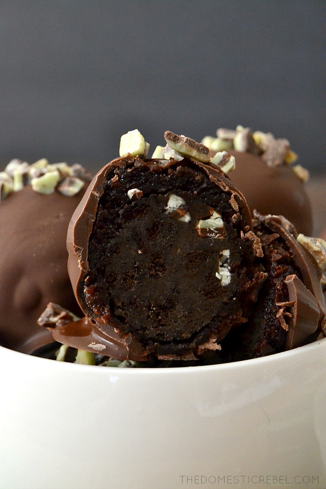 CLOSE UP OF THE CENTER OF A MINT OREO TRUFFLE BROWNIE BOMB