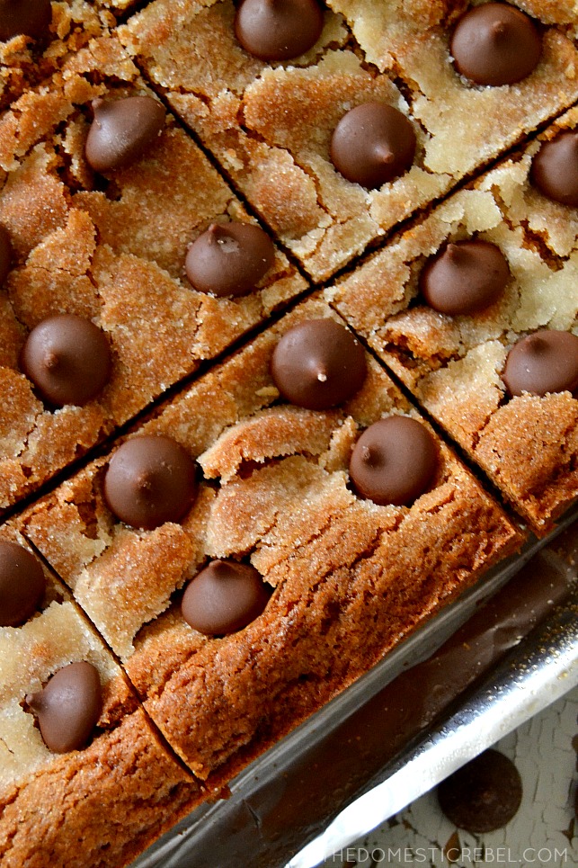 Close up of the edge of the blondie bars in the pan.