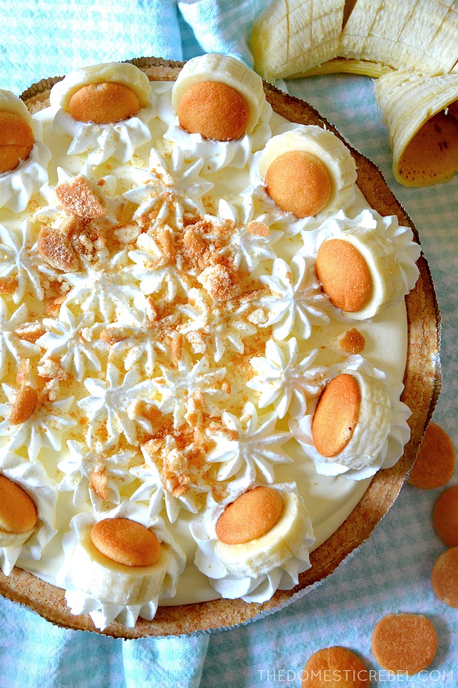 AERIAL VIEW OF WHOLE BANANA PUDDING PIE.