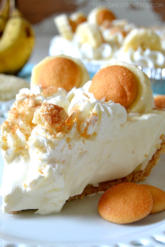 CLOSE UP PICTURE OF A SLICE OF BANANA PUDDING PIE