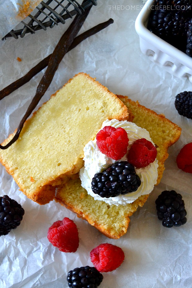 2 SLICES OF POUND CAKE WITH VANILLA BEANS AND BERRIES