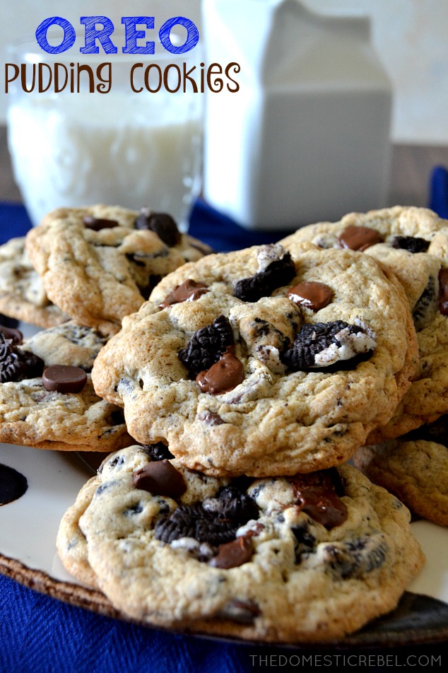 OREO PUDDING COOKIES ARRANGED ON A PLATE.