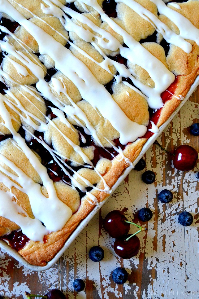 BLUEBERRY PIE BARS IN THE PAN WITH WHITE ICING DRIZZLED ON TOP
