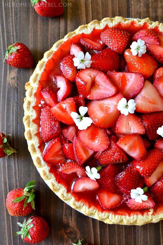 AERIAL VIEW OF WHOLE STRAWBERRY PIE IN PAN 