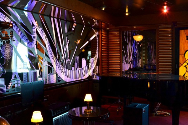 interior of The Crooner's Bar on-board the Ruby Princess