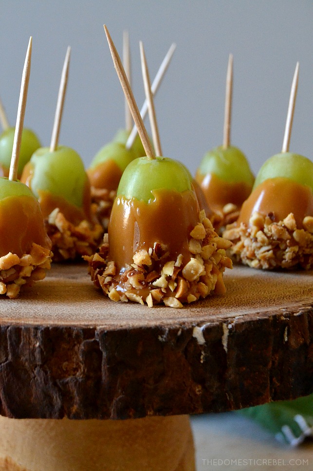 These Caramel Apple Grapes are sweet, salty, juicy, creamy, and crunchy all in one! Super easy, only a few ingredients and are so addictive and delicious! Perfect for parties as a great little snack! 