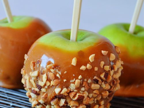 The Easiest Caramel Apples | The Domestic Rebel